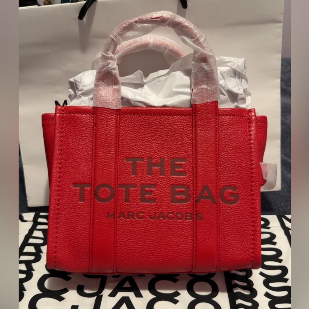 SOLD‼️ Marc Jacobs The Tote Bag 🚨🔴...$395 Retail - Picture 1 of 11
